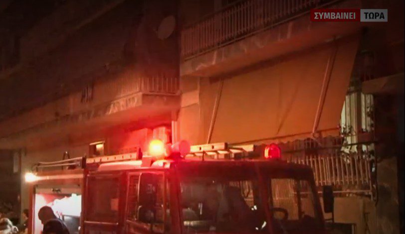 Φωτιά σε διαμέρισμα στα Πετράλωνα – Ανήλικος μεταφέρθηκε σε νοσοκομείο (Video)