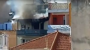 Πυρκαγιά σε διαμέρισμα τρίτου ορόφου στα Μανιάτικα Πειραιά (Video)