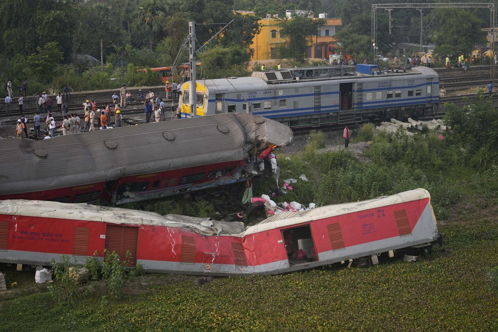 Ινδία – σύγκρουση τρένων: Σχεδόν 300 νεκροί και 900 τραυματίες – Συγκλονίζουν οι μαρτυρίες