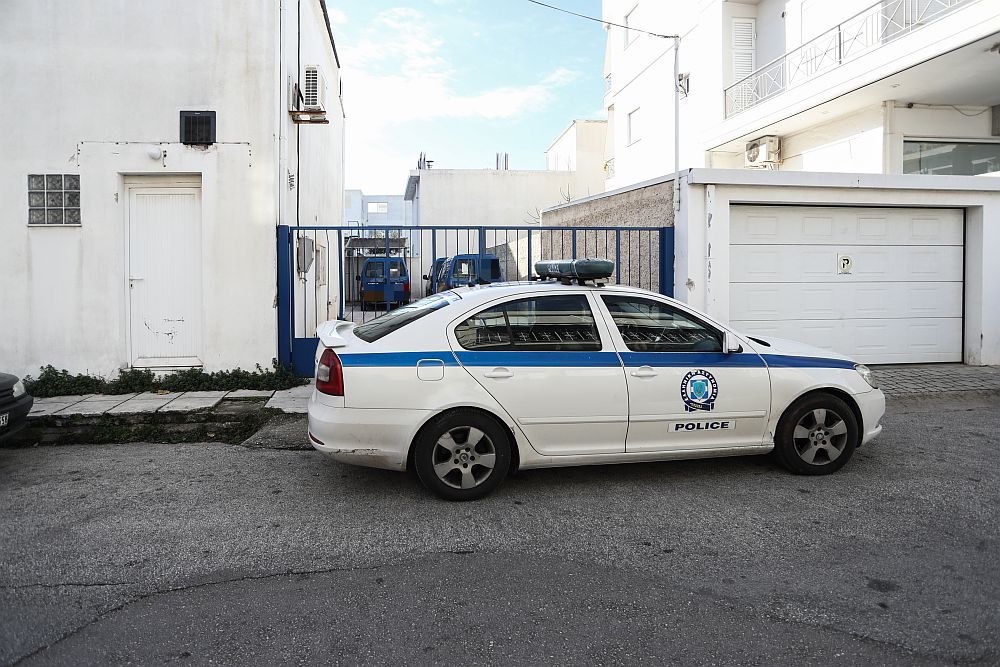 Μαρτυρίες «καίνε» τον αστυνομικό που βίαζε και εξέδιδε την 34χρονη – Τι εξετάζουν οι αρχές (Video)