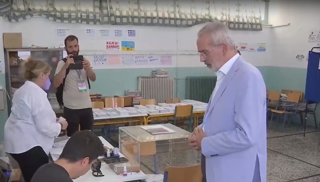 Εκλογές 2023: Ψήφισε στην Αθήνα ο Ιωάννης Σαρμάς (Video)