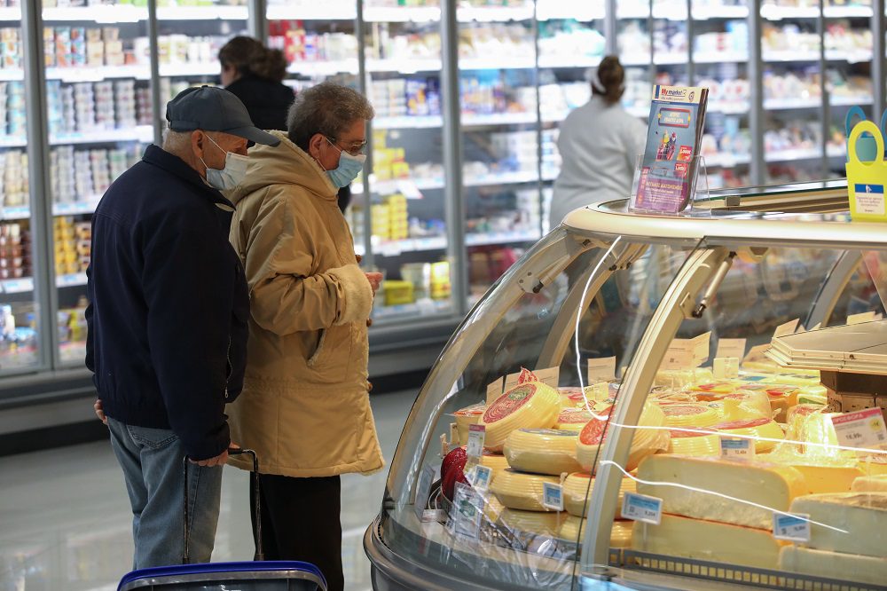 Πέφτει ο πληθωρισμός, σκαρφαλώνει η ακρίβεια – Απλησίαστα βασικά είδη τροφίμων για τα νοικοκυριά