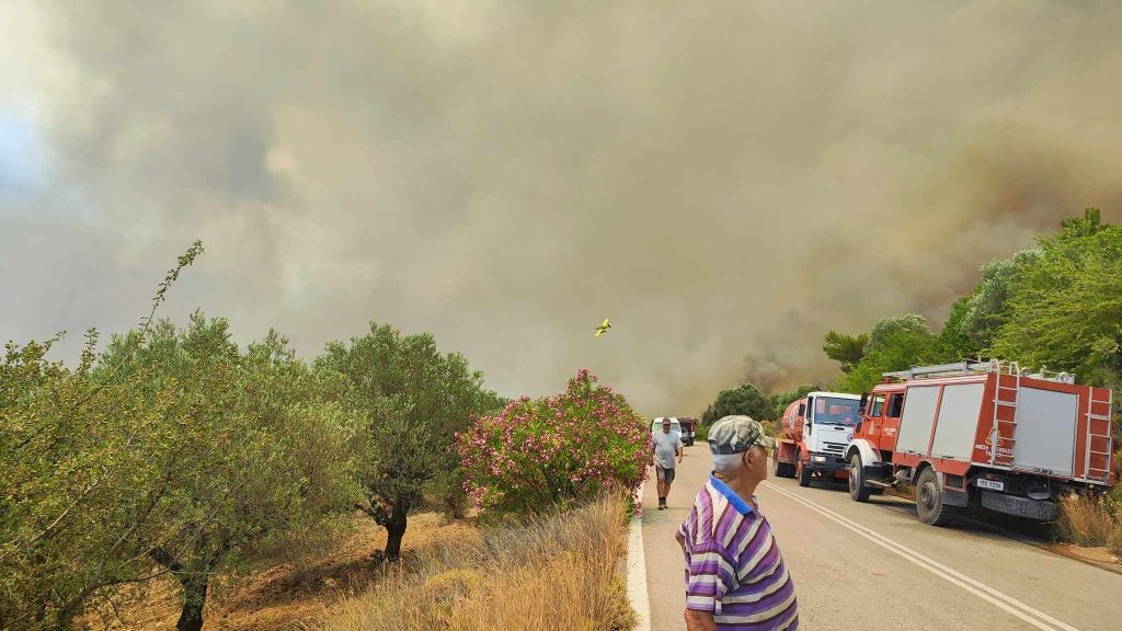 Φωτιά στη Ρόδο: Εντολή για εκκένωση τoυ χωριού Απόλλωνα