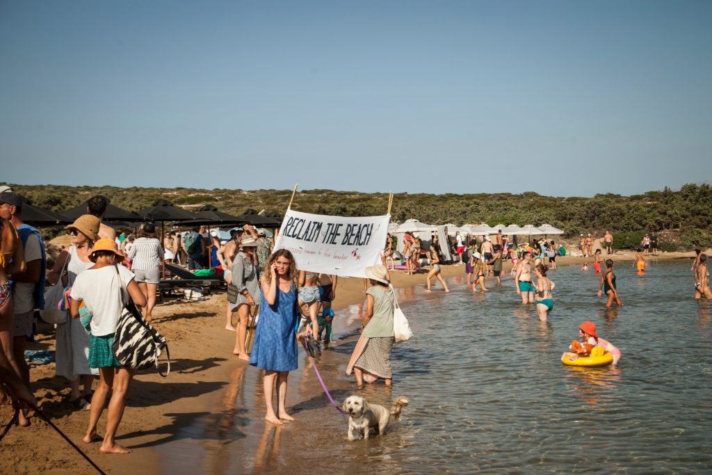 Πάρος: Παρέμβαση κατοίκων για απελευθέρωση παραλίας