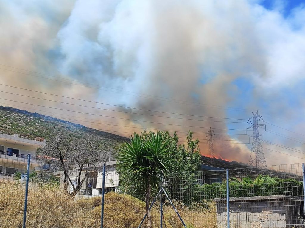 Μεγάλη φωτιά στον Κουβαρά: Εκκενώθηκαν οικισμοί – Τέταρτο μήνυμα από το 112 (Video)