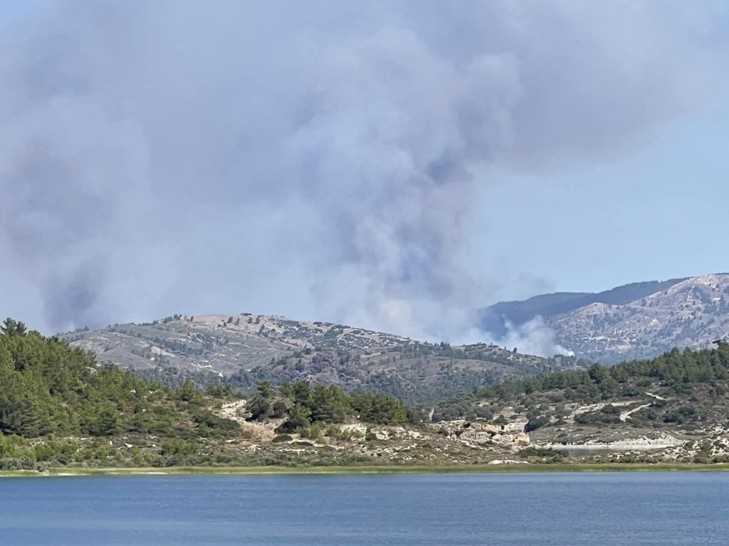 Ανεξέλεγκτη η φωτιά στη Ρόδο: Καίει σε τρία μέτωπα – Εντολή για εκκένωση οικισμών (Photos – Video)