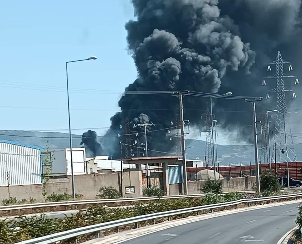 Φωτιά στον Ασπρόπυργο: Μήνυμα του 112 στους κατοίκους – «Παραμείνετε σε εσωτερικούς χώρους – Κλείστε παράθυρα»