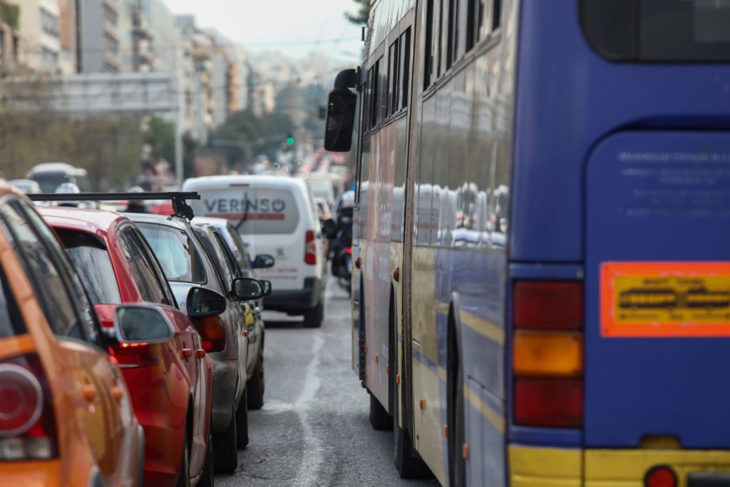 Ανετράπη αυτοκινήτου στο ύψος του «Σταύρος Νιάρχος»: Μποτιλιάρισμα στη λεωφόρο Ποσειδώνος στο ρεύμα προς Αθήνα