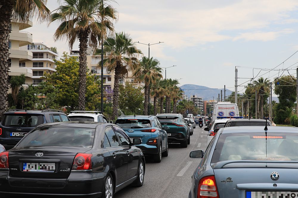 Φωτιά σε αυτοκίνητο στον Άλιμο – Αυξημένη κίνηση στην Παραλιακή