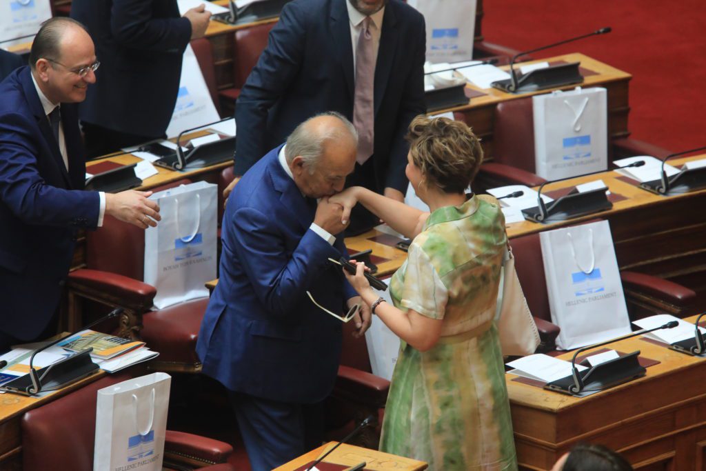 Η ορκωμοσία της νέας Βουλής μέσα από φωτογραφίες: Νέα πρόσωπα, αγκαλιές και… χειροφίλημα (Photos)