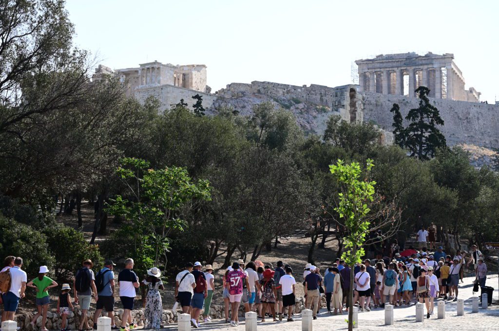 Ακρόπολη: Τουρίστρια λιποθύμησε από τη ζέστη