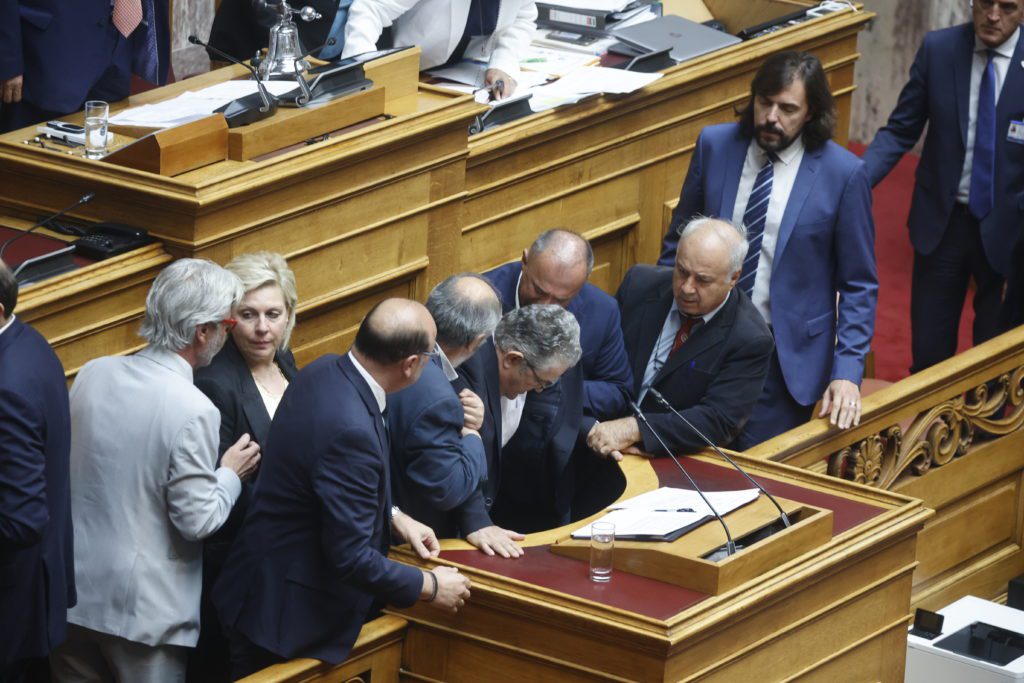 Παραλίγο να πέσει ο Κουτσούμπας ενώ μιλούσε στη Βουλή – Διεκόπη η συνεδρίαση