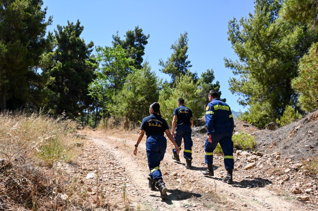 Εκπρόσωπος Πυροσβεστικής: «Ολονύχτια μάχη σε όλα τα μέτωπα» – Σε ύφεση η πυρκαγιά στο Καπαρέλι