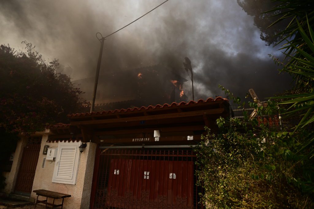 Αντιδήμαρχος Σαρωνικού στο documentonews.gr: Η πυρκαγιά είναι μέσα στα σπίτια στη Σαρωνίδα