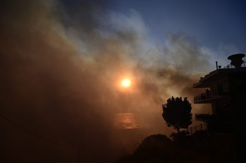 Φωτιά στα Δερβενοχώρια: Ήχησε το 112 στους κατοίκους για τους καπνούς που πνίγουν την περιοχή