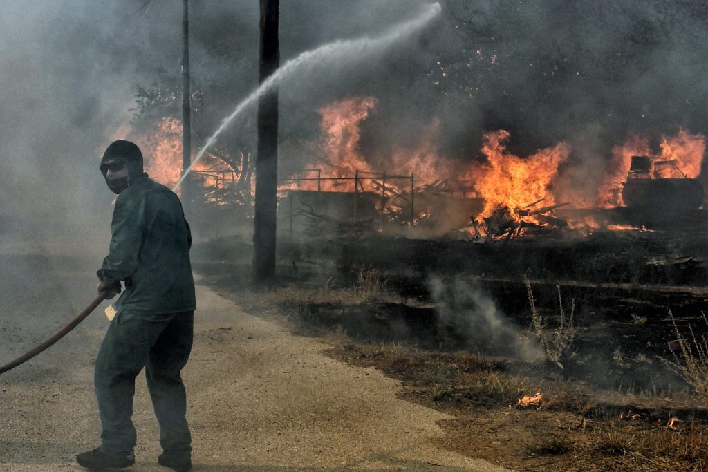 Φωτιά στο Λουτράκι: Εκκενώνονται Άγιος Χαράλαμπος και Πανόραμα