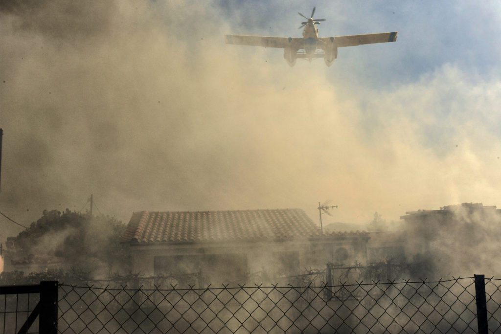 Μαίνεται η φωτιά στο Λουτράκι: Απειλούνται σπίτια στον Άγιο Χαράλαμπο – Δύο νέες αναζοπυρώσεις