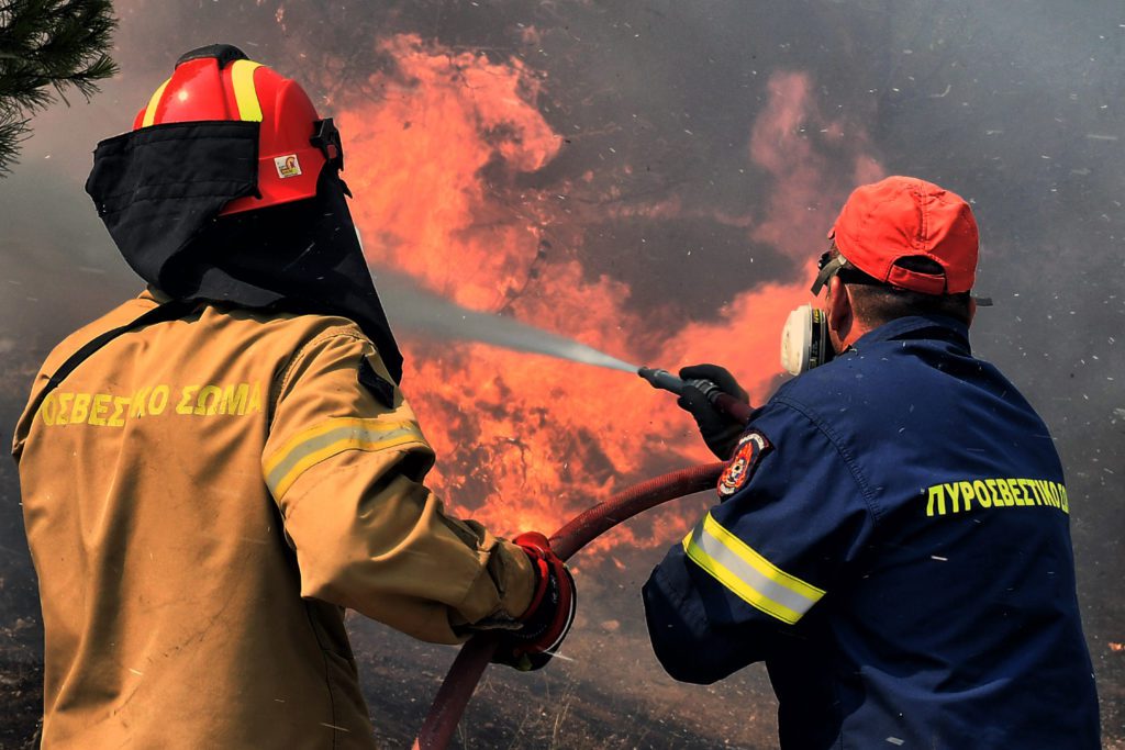 Μάχη με τη φωτιά στο Λουτράκι: Διάσπαρτες εστίες στην ευρύτερη περιοχή της Καλλιθέας