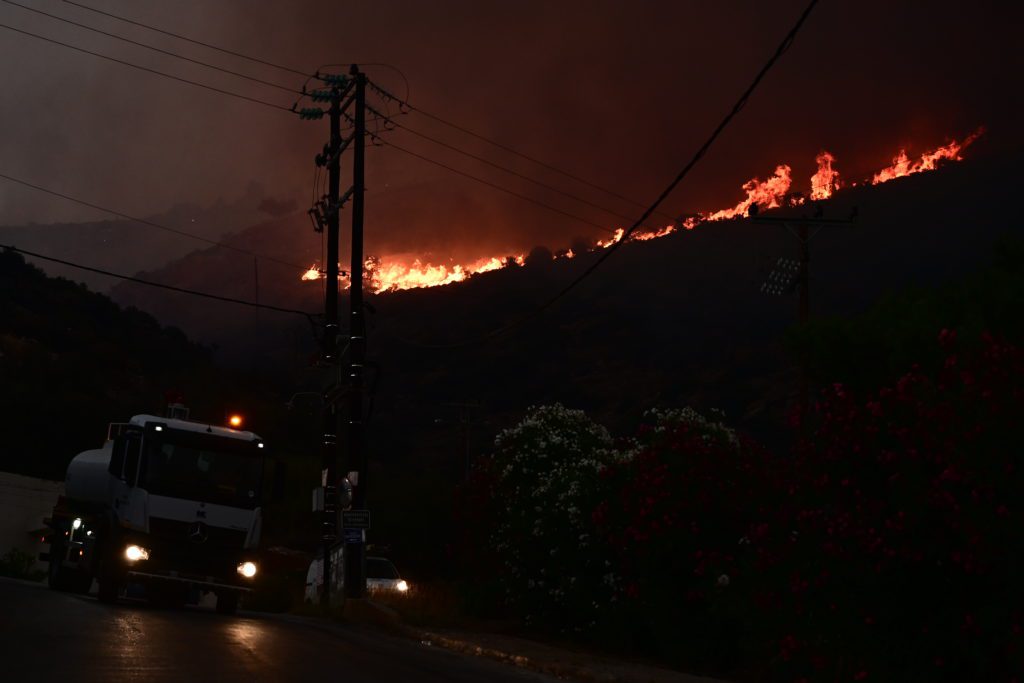 Σε πύρινο κλοιό η χώρα: Ολονύχτια μάχη με τις φλόγες σε Δερβενοχώρια, Σαρωνίδα και Λουτράκι  (Videos)