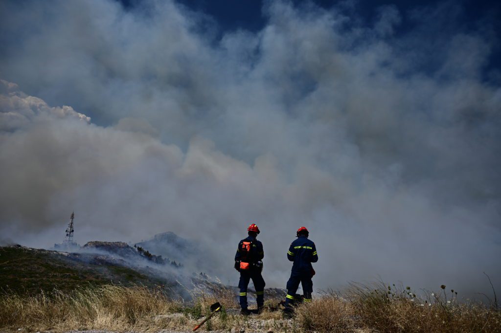 Εκτός ελέγχου η πυρκαγιά στα Δερβενοχώρια – Ένδεια εναέριων μέσων: Η φωτιά εξαπλώνεται προς την Οινόη – Εκκενώνονται οικισμοί