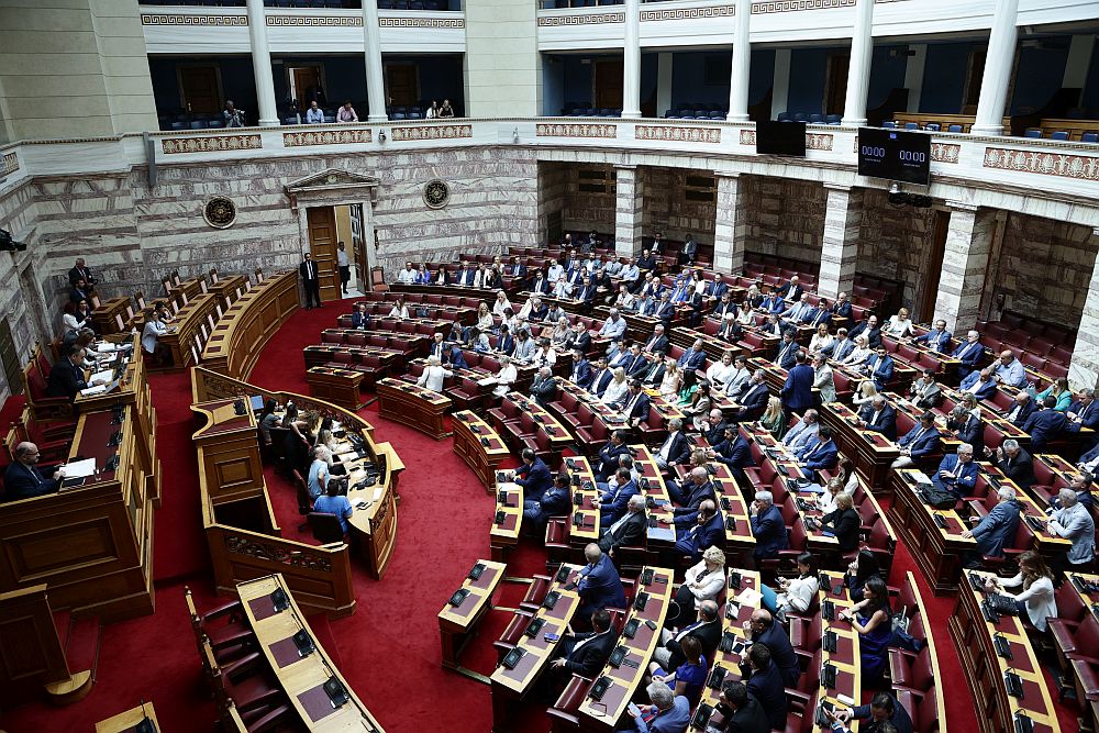 Βουλή: «Παρέα» με Σπαρτιάτες και Νίκη ψηφίζουν ΝΔ – ΠΑΣΟΚ το νομοσχέδιο για τους απόδημους