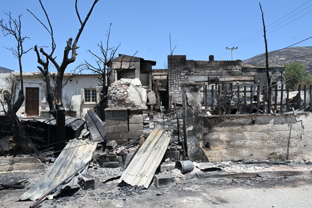 Πυρκαγιές: 60 τα «κόκκινα» σπίτια σε Αττική και Κορινθία – Τα αποτελέσματα της πρώτης καταγραφής ζημιών