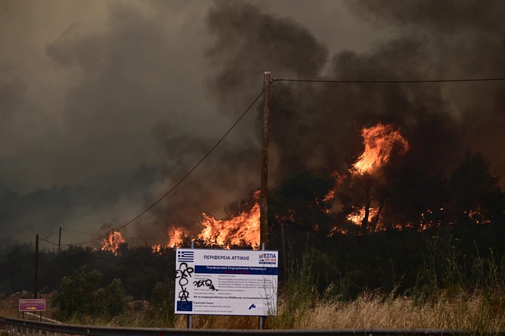 Ξεσπούν οι κάτοικοι στη Μάνδρα: «Βρισκόμαστε στο έλεος ανίκανων ευθυνόντων – Δεν πετάει τίποτα εδώ και ώρα» (Video)