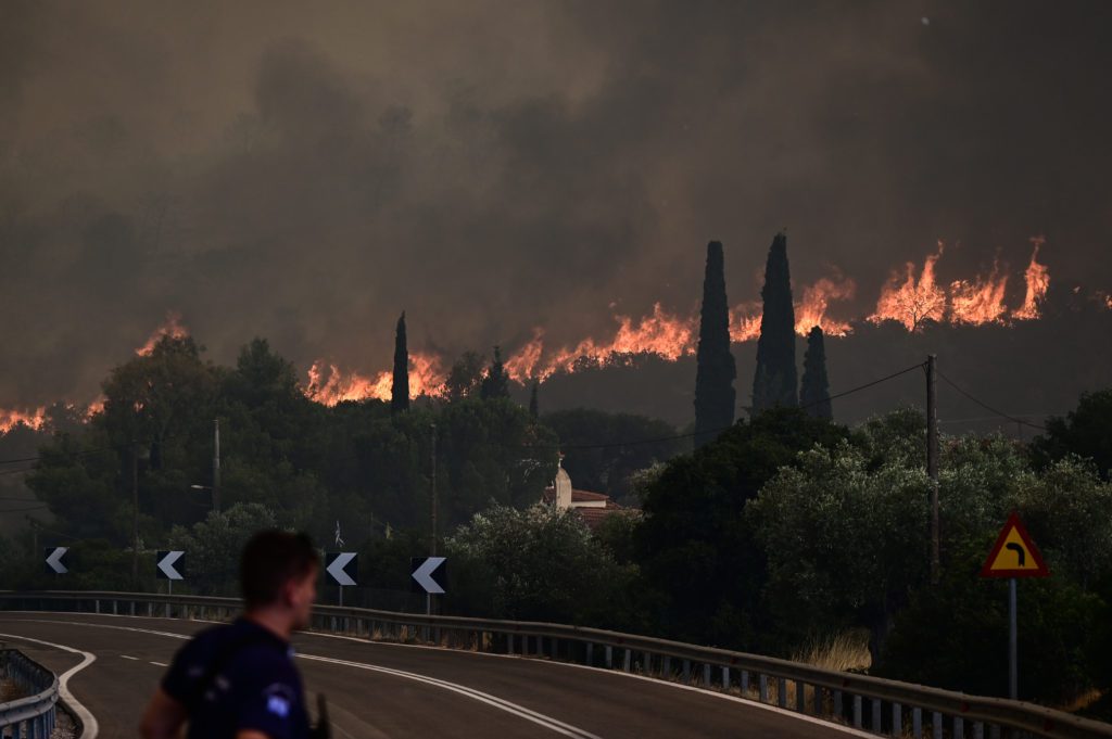 «Καμπανάκι» από ΠΑΚΟΕ: Τοξικό κοκτέιλ στην ατμόσφαιρα σε Ελευσίνα, Μάνδρα και Ασπρόπυργο από τις φωτιές