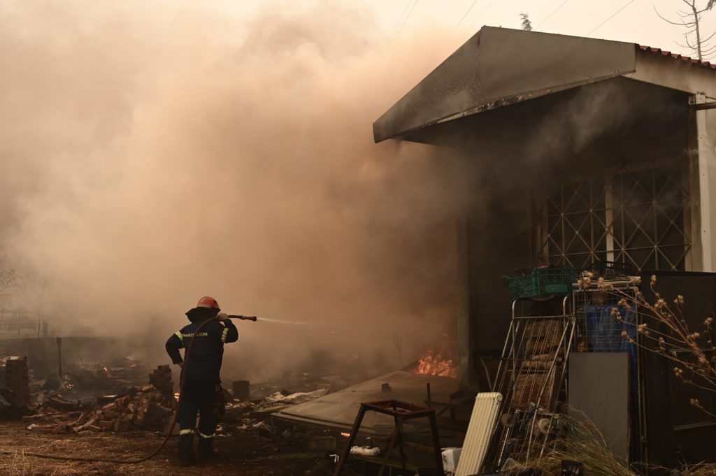 Μάχη με τις φλόγες σε Μάνδρα και Λουτράκι – Εκκενώσεις οικισμών, κοντά στα διυλιστήρια η φωτιά (Video)