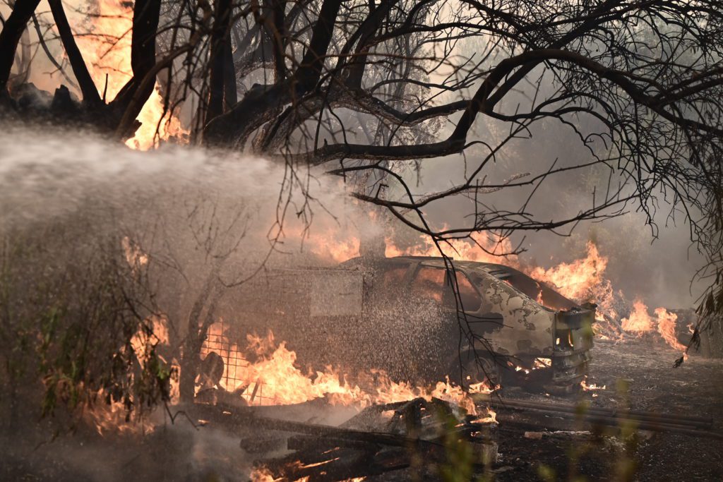 Πύρινη κόλαση στη Μάνδρα: Εκτός ελέγχου το «μέτωπο» – Στις φλόγες και ο Νέος Πόντος (Photos-Video)
