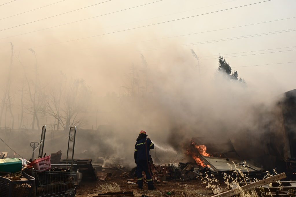 Κόλαση φωτιάς στα Δερβενοχώρια: Οι φλόγες μπήκαν στον οικισμό της Νέας Ζωής στη Μάνδρα – Καταγγελίες για ανυπαρξία εναέριων μέσων (Video)