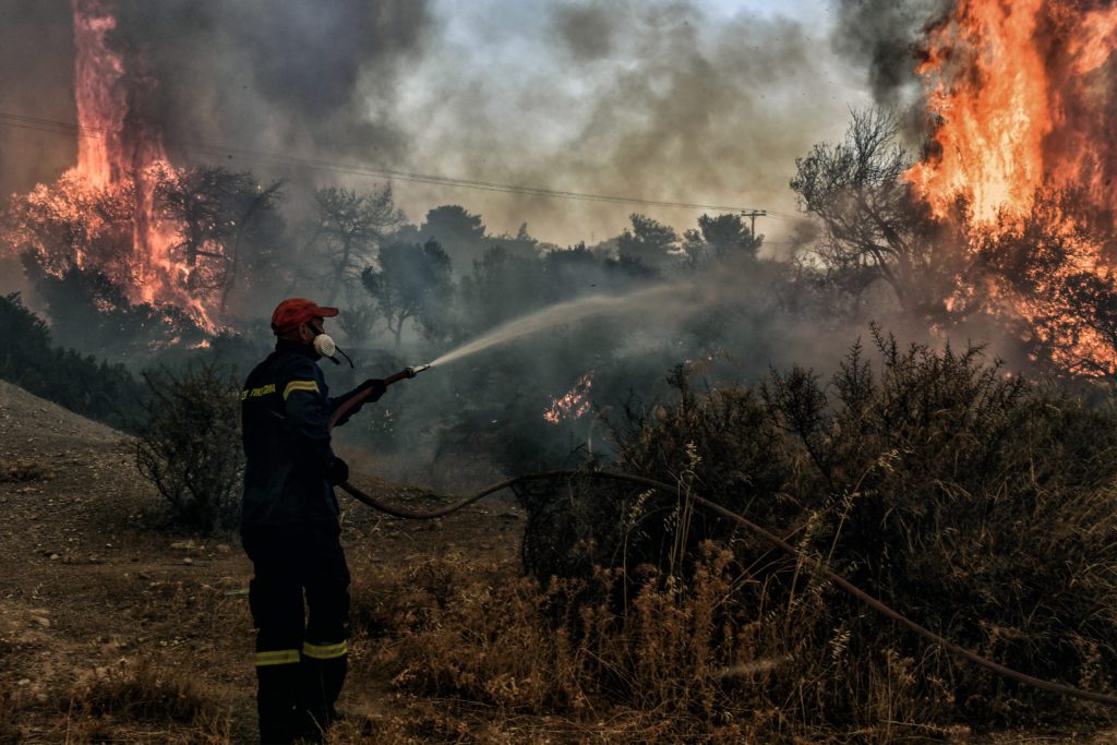 Πύρινος εφιάλτης σε Μάνδρα, Λουτράκι: Μάχη με τις φλόγες για τρίτη ημέρα – Πληθαίνουν οι καταγγελίες για έλλειψη εναέριων μέσων (Videos)