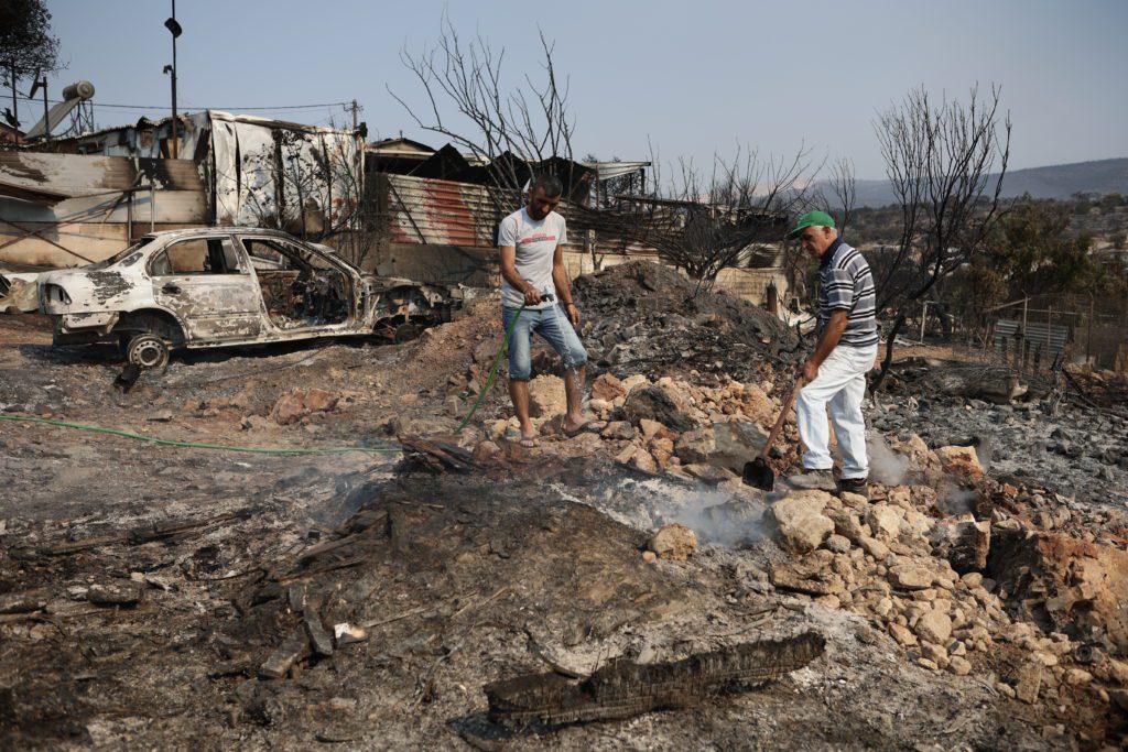 Κρανίου τόπος η Δυτική Αττική από το πέρασμα της καταστροφικής φωτιάς – Καμένα σπίτια και αυτοκίνητα (Photos)