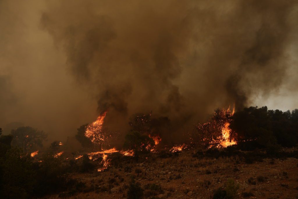 Εκτός ελέγχου η φωτιά στη Ρόδο – Ανοιχτά μέτωπα σε Δυτική Αττική, Κορινθία και Δερβενοχώρια (Videos)