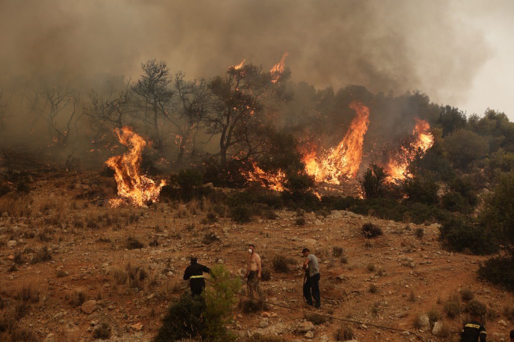 Σε πύρινο κλοιό η χώρα: Μάχη με τις φλόγες σε Δυτική Αττική, Λουτράκι, Ρόδο και Λακωνία (Videos)