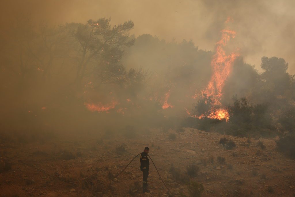 Πύρινος εφιάλτης για τέταρτη ημέρα: Μάχη με τις αναζωπυρώσεις – Στάχτη χιλιάδες στρέμματα γης (Videos)