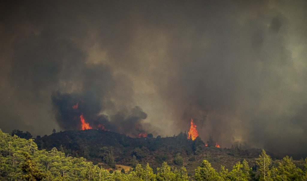 Φωτιά στη Ρόδο: Ακυρώθηκε η εκκένωση του χωριού Απόλλωνα