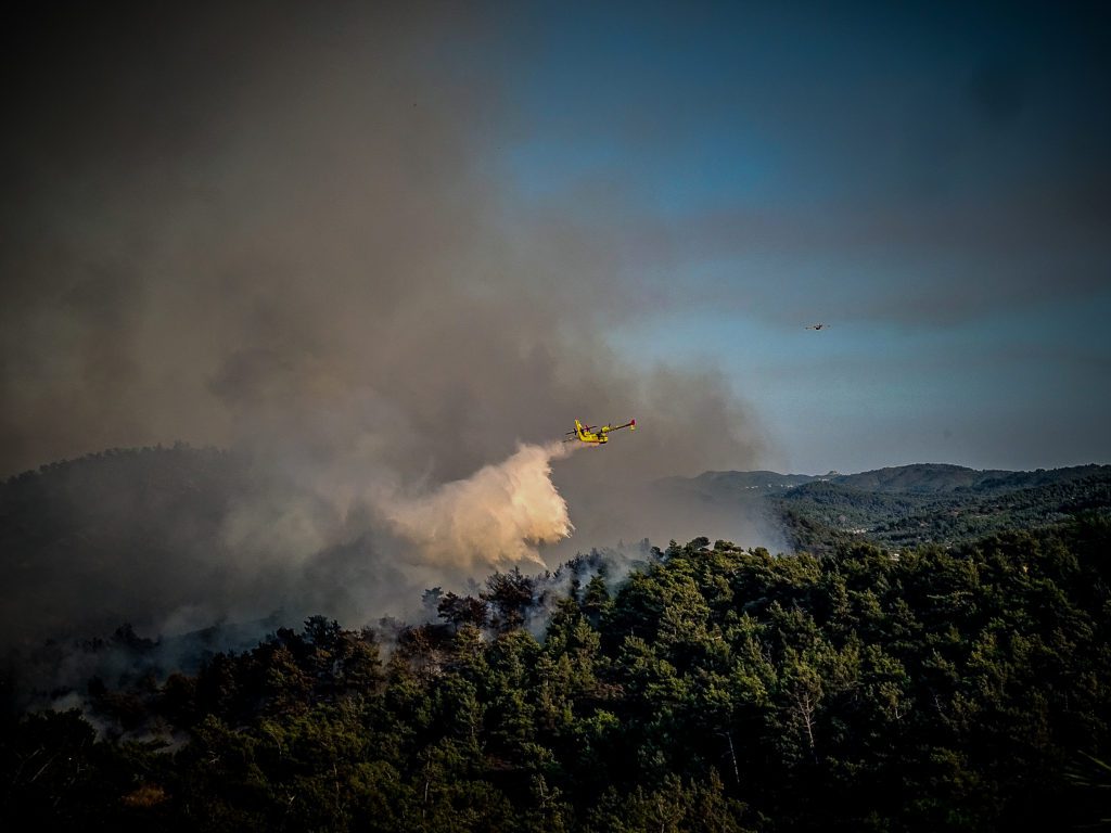 Ανεξέλεγκτη η πύρινη λαίλαπα στη Ρόδο: Σπίτια έχουν τυλιχθεί στις φλόγες – Πάνω από 110.000 στρέμματα έχουν καεί