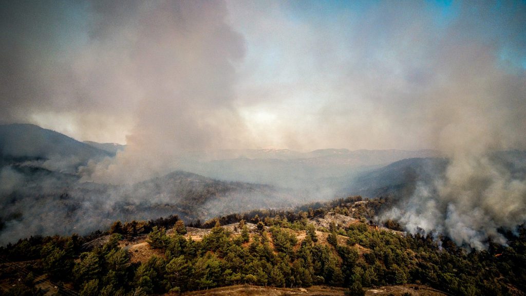 Μάχη με τις φλόγες στη Ρόδο – Συνεχείς αναζωπυρώσεις