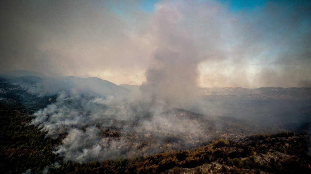 Πυροσβεστική: «Οι συνθήκες δημιουργούν δυναμικά μέτωπα πυρκαγιάς» – Η ενημέρωση για Δυτική Αττική, Ρόδο και Λακωνία (Video)