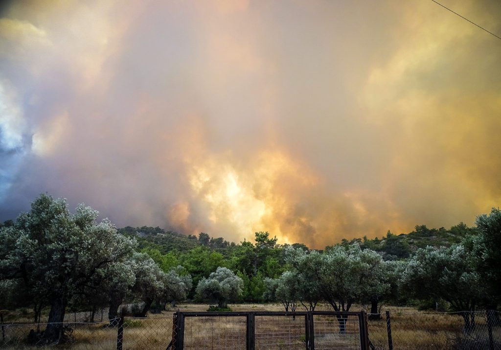 Επιτελικό μπάχαλο με τη Ρόδο να καίγεται για έκτη ημέρα – Μεγάλες αναζωπυρώσεις