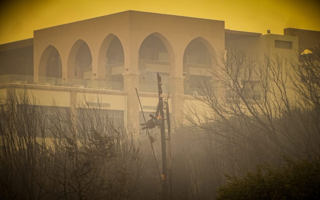 Ανεξέλεγκτη για πέμπτη ημέρα η πυρκαγιά στη Ρόδο – Εκκενώνονται Κιοτάρι και Γεννάδι