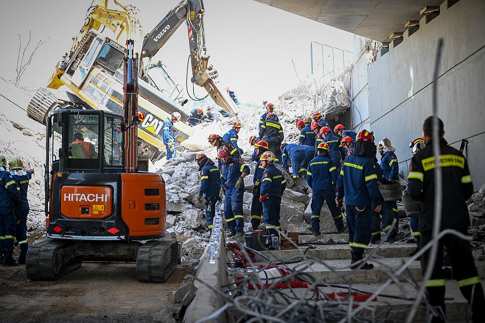 Ερωτήματα για την κατάρρευση γέφυρας στην Πάτρα: Τέσσερις συλλήψεις – Συνεχίζονται οι έρευνες στα συντρίμμια (Video)