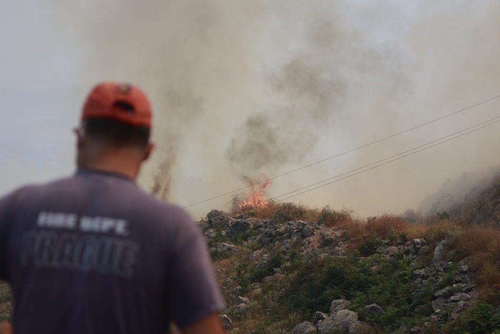 Μάχη με τις αναζωπυρώσεις στην Κάρυστο: Κάηκαν σπίτια στον Πλατανιστό – Αγνοείται κτηνοτρόφος