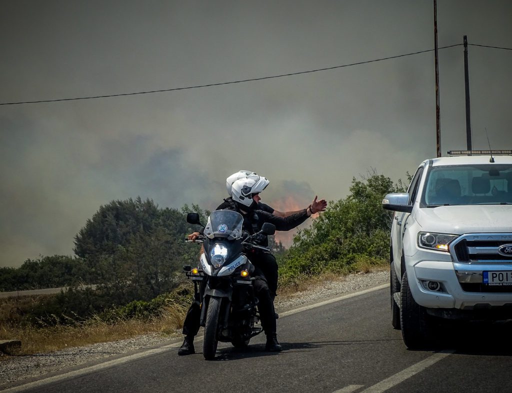 Με ποιον είναι οι αστυνομικοί στη Ρόδο; Με τους κάτοικους ή με τη φωτιά;