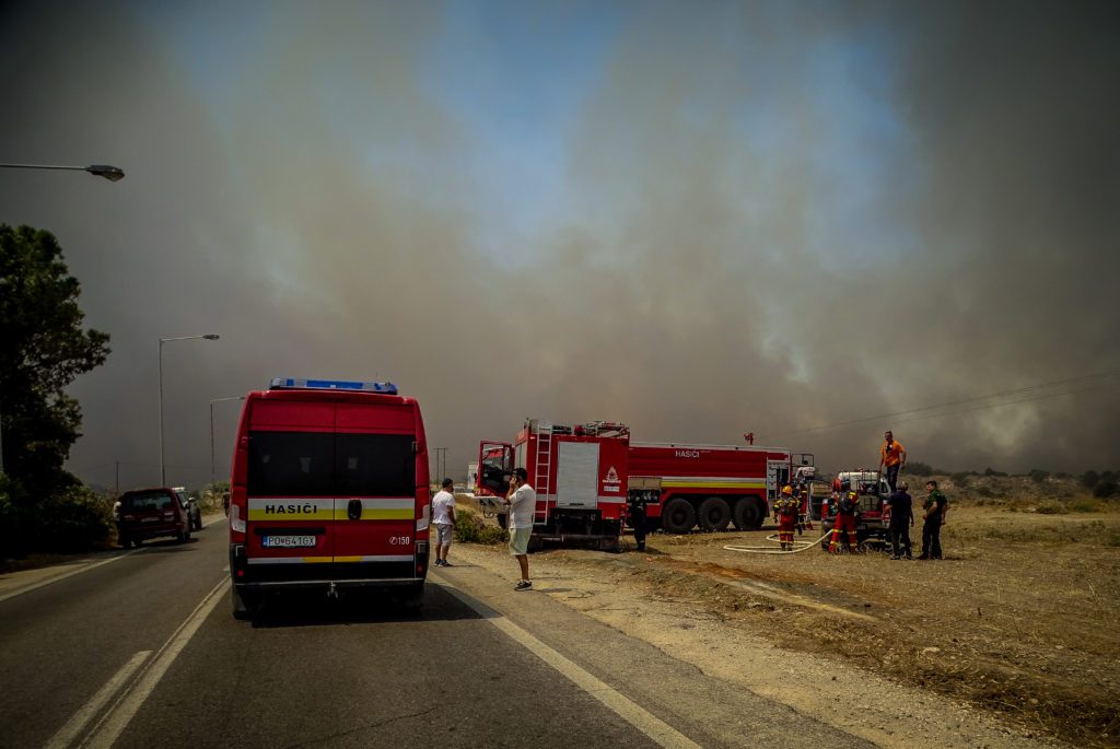 Βοιωτία: Φωτιά στο Μαυροβούνι – Επιχειρεί ελικόπτερο