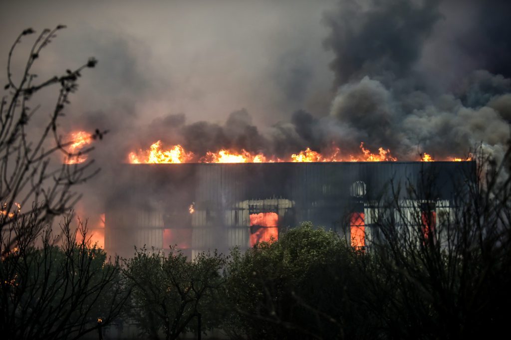 Κόλαση φωτιάς με δύο νεκρούς στη Μαγνησία – Μάχη σε Ρόδο και Εύβοια (Videos)