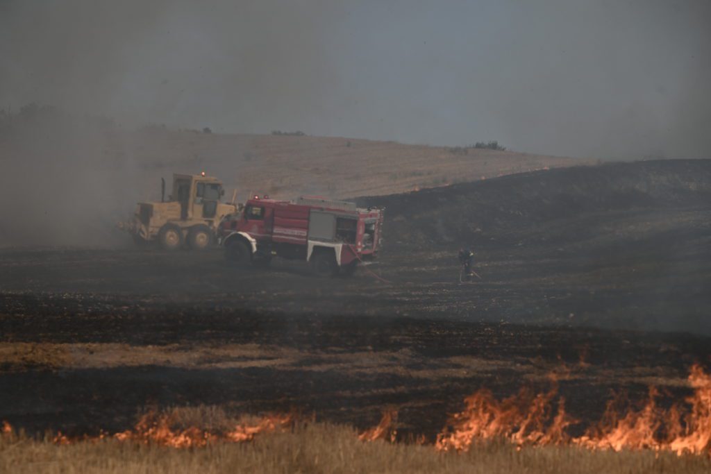 Μαγνησία: Αγρότες προσπαθούν να σώσουν τις περιουσίες τους, ενώ η πυρκαγιά πλησιάζει επικίνδυνα (Video)