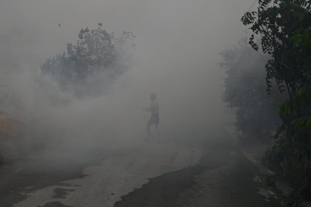 Εφιάλτης στη Νέα Αγχιάλο από το πύρινο μέτωπο και τις συνεχείς εκρήξεις σε αποθήκη πυρομαχικών (Photos – Videos)