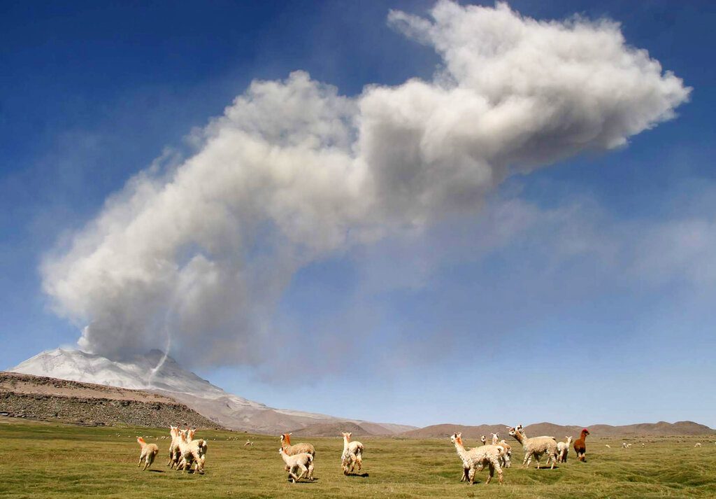 Περού: Το ηφαίστειο Ουμπίνας βρυχάται – Οι αρχές ετοιμάζονται να κηρύξουν κατάσταση έκτακτης ανάγκης (Video)